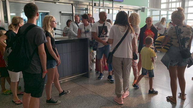 Polscy turyści utknęli na lotnisku w Maladze [ZDJĘCIA]