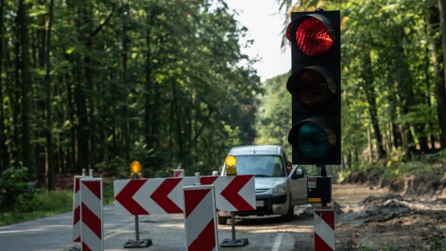 W ciągu najbliższych kilku dni ponownie ruszy przebudowa drogi między Szczecinem a Policami. Chodzi o leśny odcinek od Przęsocina do Mścięcina, na którym od dwóch tygodni nic się nie dzieje.