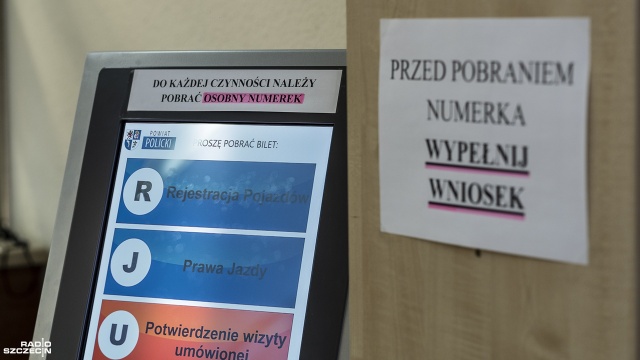 Wydział Komunikacji, Transportu i Dróg Starostwa Powiatowego w Policach doczekał się elektronicznego systemu kolejkowego.