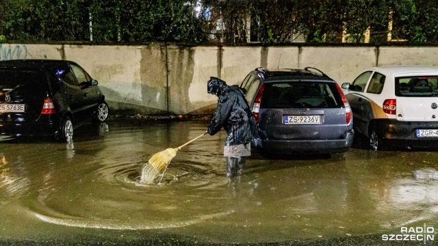 Po gwałtownej ulewie w regionie, strażacy mają pełne ręce roboty. Silny wiatr nad Pomorzem Środkowym połamał drzewa, woda zalała ulice i piwnice domów.