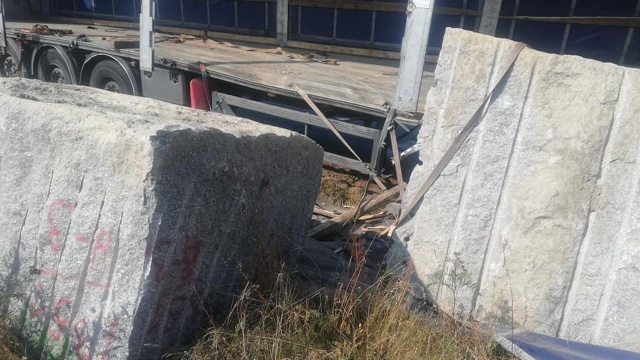 Niebezpiecznie zrobiło się na ulicy Granicznej prowadzącej od Lubieszyna do Dobrej. Podczas wyprzedzania TIR-a kierowca samochodu osobowego uderzył w ciężarówkę.