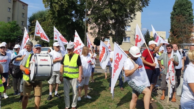 Kilkuset związkowców z Solidarności protestowało przed siedzibą Przedsiębiorstwa Energetyki Cieplnej w Świnoujściu w obronie przewodniczącego związku z tego zakładu.