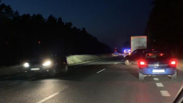 Tragiczny w skutkach wypadek na drodze krajowej nr 3. Na wysokości Przybiernowa czołowo zderzyły się bus i samochód osobowy. Jedna osoba nie żyje.