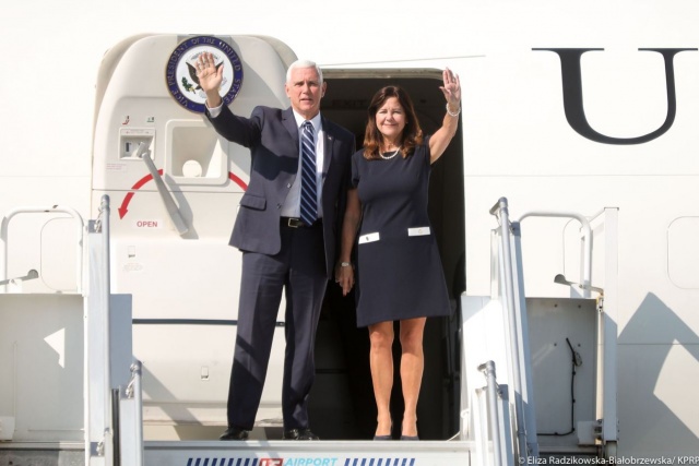 Wiceprezydent Stanów Zjednoczonych Mike Pence oraz jego żona Karen są już w Warszawie.