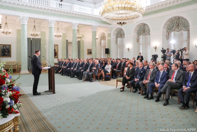 Prezydent apeluje do polskich ambasadorów o działania na rzecz dobrego wizerunku Polski na świecie. Andrzej Duda spotkał się po południu z dyplomatami, którzy przyjechali do Warszawy na doroczną naradę ambasadorów.