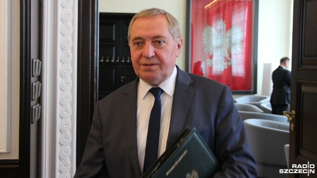 Będą częstsze ostrzeżenia przed dużym zanieczyszczeniem powietrza. W przyszłym tygodniu powinny się zakończyć uzgodnienia między resortami zdrowia i środowiska w sprawie bardziej restrykcyjnych przepisów dotyczących alarmowania o smogu - poinformował o tym minister środowiska Henryk Kowalczyk.
