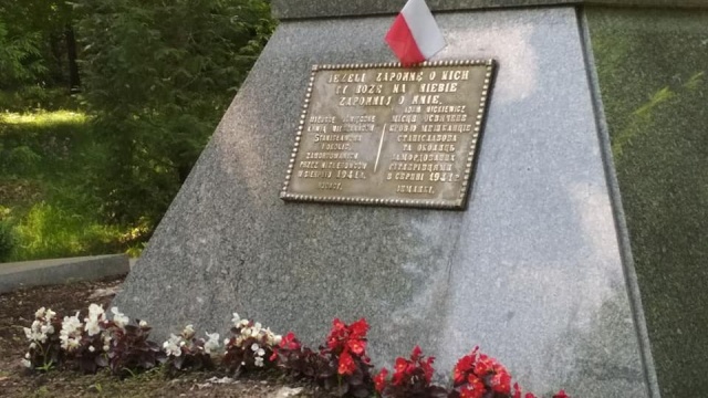 W Czarnym Lesie, koło Iwano-Frankiwska (dawnego Stanisławowa) odbyły się obchody 78. rocznicy zbrodni hitlerowców na przedstawicielach polskiej inteligencji. Wzięły w nich udział rodziny ofiar z Polski oraz miejscowa polska społeczność.