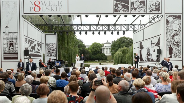 Para prezydencka zainaugurowała ósme Narodowe Czytanie w Ogrodzie Saskim w Warszawie. Wydarzenie odbyło się w Polsce i poza jej granicami.