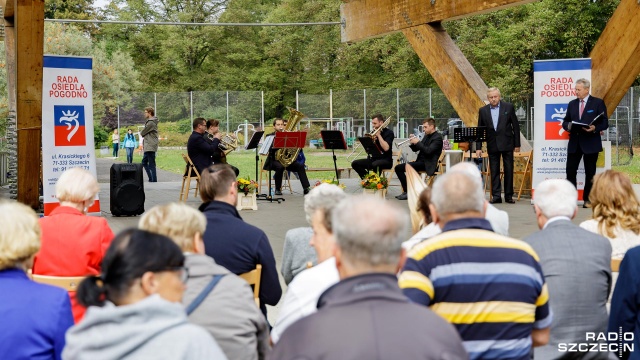 Grali ku pamięci Waleriana Pawłowskiego. Muzycy ze szczecińskiej filharmonii, pomimo przelotnego deszczu, wystąpili w parku przy ulicy Brodzińskiego w Szczecinie.