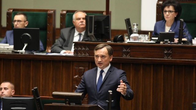 Sejm odrzucił w środę wotum nieufności wobec Zbigniewa Ziobry. Odwołania ministra sprawiedliwości i prokuratora generalnego chciała Platforma Obywatelska-Koalicja Obywatelska, między innymi w związku z opisywaną w ostatnich tygodniach sprawą grupy kasta.