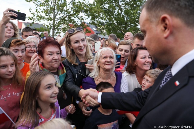 O programach socjalnych, adresowanych do polskich rodzin, wsparciu seniorów i o obniżeniu wieku emerytalnego mówił w piątek prezydent Andrzej Duda podczas spotkania z mieszkańcami Białobrzegów koło Radomia.