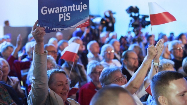 Jarosław Kaczyński, uzasadniając propozycje wyższych podwyżek płacy minimalnej, mówi o konieczności wyjścia z błędnego koła niskich płac.