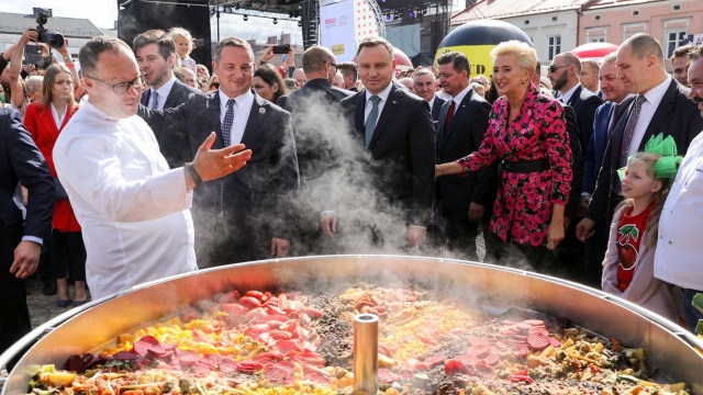 Prezydencka para bierze udział Święcie Kwiatów, Warzyw i Owoców w Skierniewicach. W tym roku - prezydent Andrzej Duda objął organizowane po raz 42. święto swoim patronatem.