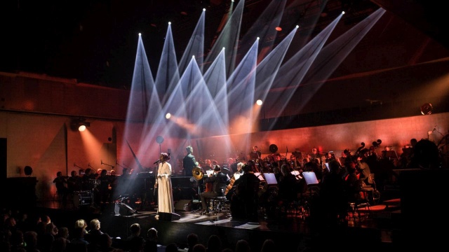Doskonały koncert brytyjskiej wokalistki i kompozytorki Laury Mvuli ze szczecińskimi symfonikami, pod dyrekcją znanego amerykańskiego dyrygenta, reżysera, scenarzysty i producenta filmowego Troy039a Millera, zamknął 3-dniowy Festiwal MUSIC.DESIGN.FORM.