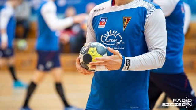 Trudne zadanie czeka we wtorek piłkarzy ręcznych Sandry SPA Pogoni w rozgrywkach o mistrzostwo Polski. Szczecinianie zmierzą się z Orlenem Wisłą Płock w meczu inaugurującym czwartą kolejkę Superligi.