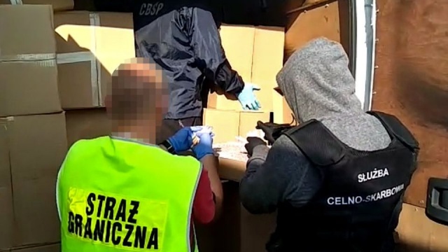 Funkcjonariusze z Warmińsko-Mazurskiego Oddziału Straży Granicznej wspólnie z funkcjonariuszami CBŚP i Krajowej Administracji Skarbowej w Olsztynie rozbili międzynarodową zorganizowaną grupę przestępczą zajmującą się produkcją i handlem papierosami i krajanką tytoniową.