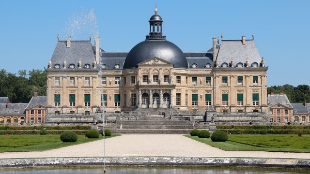 Zamaskowani sprawcy napadli na właścicieli największego prywatnego pałacu we Francji. XVII-wieczny Pałac Vaux-le-Vicomte pod Paryżem jest jednym z najczęściej odwiedzanych przez turystów tego typu obiektów.