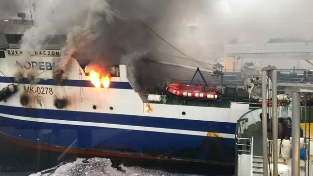 Trwa akcja dogaszania pożaru rosyjskiego trawlera w norweskim Troms. Na statku znajduje się zbiornik z amoniakiem - z tego powodu zamknięto drogi dojazdowe do portu i ewakuowano jego okolice.