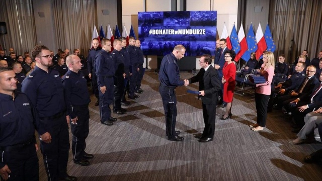 142 policjantów otrzymało w Warszawie nagrody ministra spraw wewnętrznych i administracji. To funkcjonariusze, którzy w czasie wolnym od pracy ratowali życie i zdrowie innych.