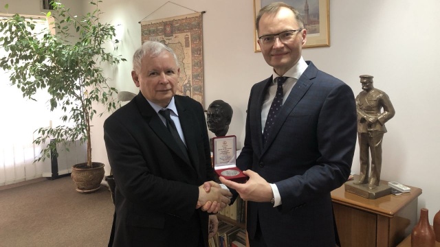 Podziękowanie za wsparcie się należy - rektor PUM o medalu dla J. Kaczyńskiego