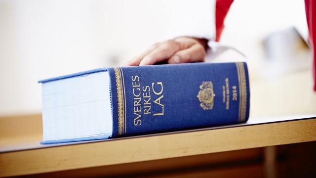Sąd w szwedzkiej Karlskronie skazał dwudziestokilkuletniego imigranta na trzy lata więzienia za gwałty na 11-letniej dziewczynce. Ofiara zboczeńca dwukrotnie zaszła w ciążę.