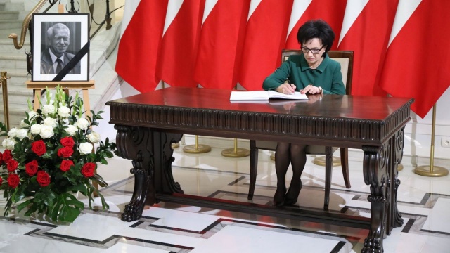 Do godziny 19 osoby, które chcą oddać hołd Kornelowi Morawieckiemu, mogą wpisywać się do księgi kondolencyjnej w Sejmie. W piątek w sali kolumnowej Sejmu będzie wystawiona trumna z ciałem Kornela Morawieckiego. W godz. 13-19 będzie przy niej pełniona warta honorowa.