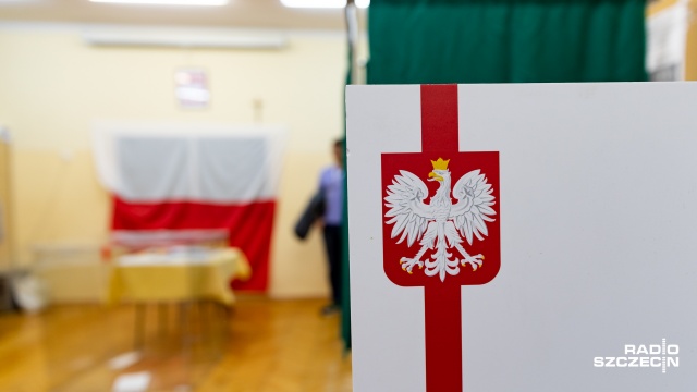 Przewodniczący Państwowej Komisji Wyborczej Wiesław Kozielewicz poinformował, że wybory parlamentarne w Polsce rozpoczęły się punktualnie i bez zakłóceń. Głosowanie ruszyło się o godzinie 7.