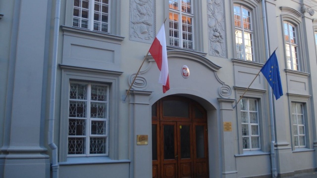 Polacy biorący udział w wyborach na Litwie, aby oddać głos przed południem musieli czekać w długiej kolejce. W Litwie utworzono jedną komisję wyborczą.