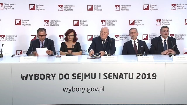 Państwowa Komisja Wyborcza zapowiedziała, że oficjalne wyniki wyborów parlamentarnych zostaną podane nie wcześniej niż późnym wieczorem w poniedziałek.