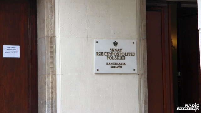 Senat jednomyślnie przyjął nowelizację kodeksu drogowego. Wprowadza ona do przepisów tak zwany korytarz życia i obowiązek jazdy na suwak.