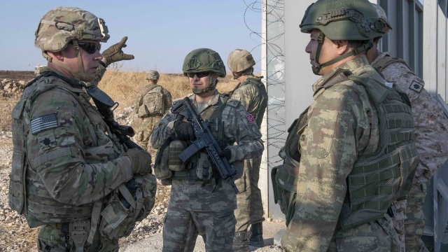 Tysiąc amerykańskich żołnierzy wycofuje się z Syrii. Taka decyzję podjął Biały Dom. Wojskowi zostaną ulokowani w zachodnim Iraku. Informacje w tej sprawie przekazał Pentagon.