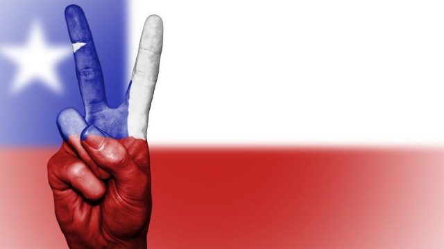 W Chile rozszerzono stan wyjątkowy na miasta położone na północy i południu kraju. Od dwóch dni obowiązywał w stolicy - Santiago. Protesty społeczne, które rozpoczęły się od sprzeciwu wobec podwyżek cen biletów do metra w Santiago, rozszerzają się na inne miejscowości.
