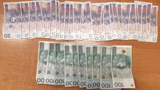 Wymieniali pieniądze, a zarazem oszukiwali. Szczecińska policja zatrzymała dwóch mężczyzn.