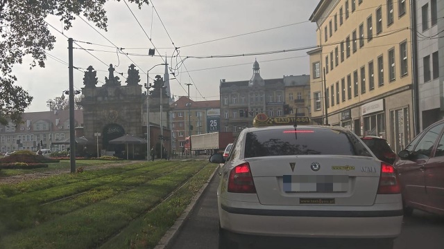 Przy Bramie Królewskiej w Szczecinie popsuł się samochód ciężarowy. Blokuje prawy pas ruchu, trzeba zwolnić, tworzą się korki.