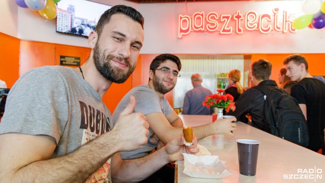 Tłumy mieszkańców na urodzinach szczecińskiego baru Pasztecik. Produkt regionalny świętuje w poniedziałek okrągły jubileusz - kończy 50 lat.