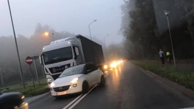 Przed skrzyżowaniem przy Jeziorze Głębokie w stronę Polic zepsuł się TIR. Przejazd al. Wojska Polskiego jest zablokowany. Korek zaczyna się również za Pilchowem i mierzy ok. dwóch kilometrów. Stoimy Także ul. Kupczyka.