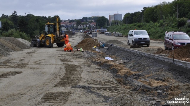 Po przełożeniu ruchu tramwajowego na budowanym Węźle Łękno rozpoczęto kolejny etap robót.