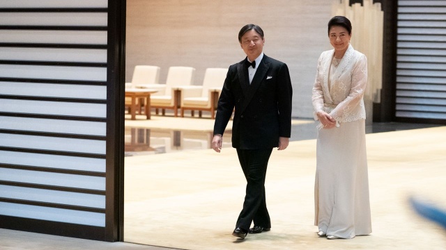 Cesarz Japonii ogłosił swoje panowanie. Naruhito objął tron 1 maja podczas kameralnej ceremonii. Wtorkowa intronizacja miała podniosły charakter, odbyła się zgodnie z wielowiekowym protokołem. Uczestniczyło w niej około 2000 osób, wśród nich przedstawiciele ponad 180 państw i organizacji międzynarodowych.