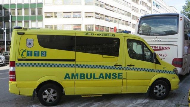 W stolicy Norwegii - Oslo, dwoje siedmiomiesięcznych dzieci zostało rannych po tym, jak uzbrojony mężczyzna wjechał skradzionym ambulansem w grupę pieszych.