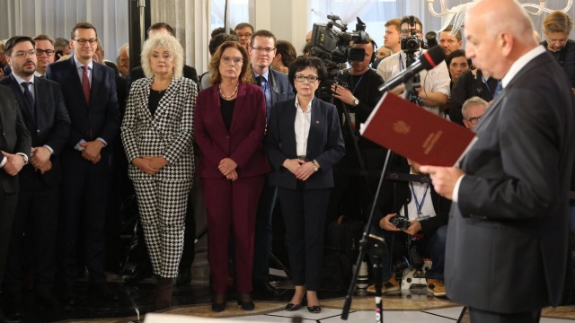 Przewodniczący Państwowej Komisji Wyboczej Wiesław Kozielewicz życzył nowo wybranym posłom, aby godnie zapisali się w sejmowej sztafecie pokoleń.