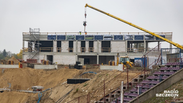 Symboliczne zawieszenie wiechy na dachu budynku Centrum Szkolenia Dzieci i Młodzieży i okolicznościowe przemowy. W taki sposób władze miasta i wykonawcy, uczciły postęp prac na stadionie przy ulicy Twardowskiego.
