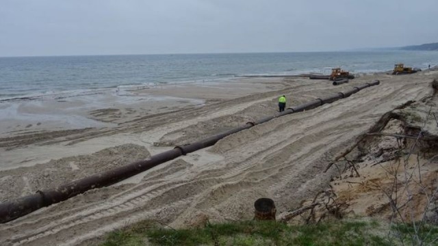 Plaże w Ustce i Łebie będą szersze. Rozpoczęła się ich odbudowa po sztormach. - Refulacja, czyli naniesienie rurociągami piasku z dna morskiego na plaże, potrwa do końca listopada - zapowiada rzecznik Urzędu Morskiego w Słupsku, Anna Gliniecka-Woś.