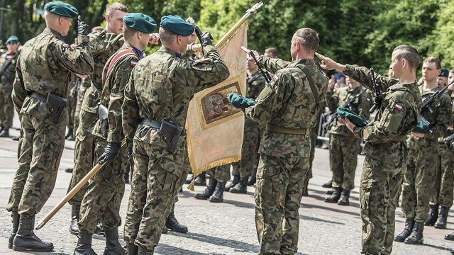 Blisko 80 żołnierzy Wojsk Obrony Terytorialnej złożyło w niedzielę przysięgę w Radomiu. Uroczystość połączono z Dniem Otwartych Koszar i akcją oddawania krwi.