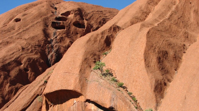 Rdzenni mieszkańcy Australii świętują zamknięcie wejścia na Uluru. W piątek po raz ostatni można było wspinać się na świętą górę Aborygenów.