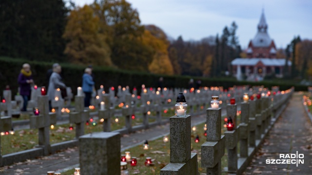 Zbliża się dzień Wszystkich Świętych. We wtorek od północy przy Cmentarzu Centralnym w Szczecinie będą się mogły ustawiać tymczasowe punkty sprzedaży kwiatów i zniczy.