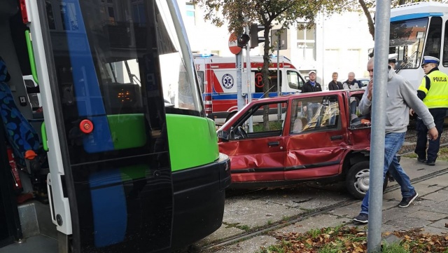 Samochód osobowy zderzył się z tramwajem w centrum Szczecina. Do zdarzenia doszło na skrzyżowaniu ul. Bolesława Śmiałego i Krzywoustego.