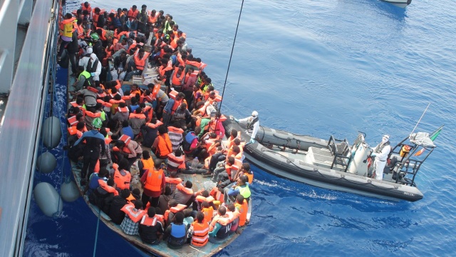 Władze Włoch, po 11 dniach oczekiwania, zezwoliły jednostce ze 104 migrantami na wejście do portu na Sycylii.