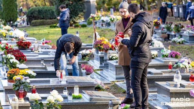 Zapalali znicze na grobach bohaterów II wojny światowej i ofiar walki z komunizmem. Przedstawiciele szczecińskiego oddziału Młodzieży Wszechpolskiej na Cmentarzu Centralnym poszukiwali starych, często także zapomnianych, mogił.