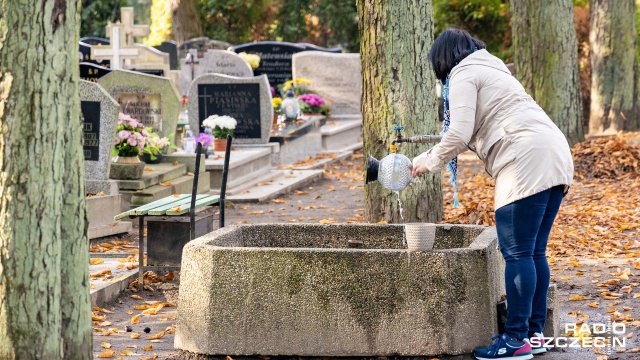 Od kilku dni na szczecińskim Cmentarzu Centralnym krząta się wiele osób. Jedni sprzątają groby, inni przynoszą kwiaty i znicze. Na piątek wszystko musi być gotowe - mówili reporterowi Radia Szczecin.