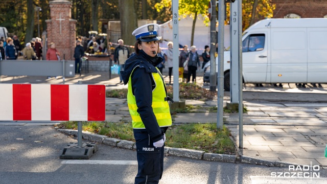 Od godziny 6 obie jezdnie przyległe do Cmentarza Centralnego w Szczecinie są już nieprzejezdne. Ograniczenia związane z dniem Wszystkich Świętych obejmuje odcinek między rondami Pileckiego i Gierosa.